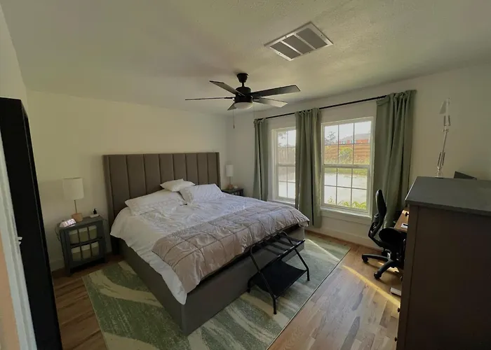 Long Term, Blackout Curtain, 2 Monitor, King Bed Room In 2 Bedroom Home