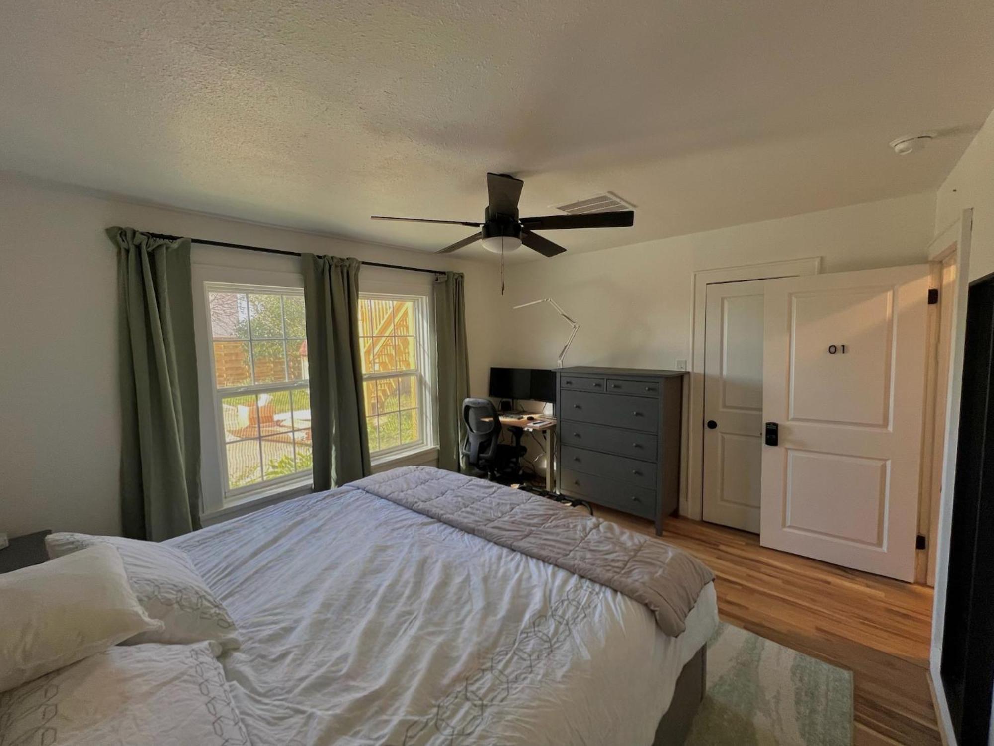 Long Term, Blackout Curtain, 2 Monitor, King Bed In 2 Bedroom Habitación en casa particular Houston